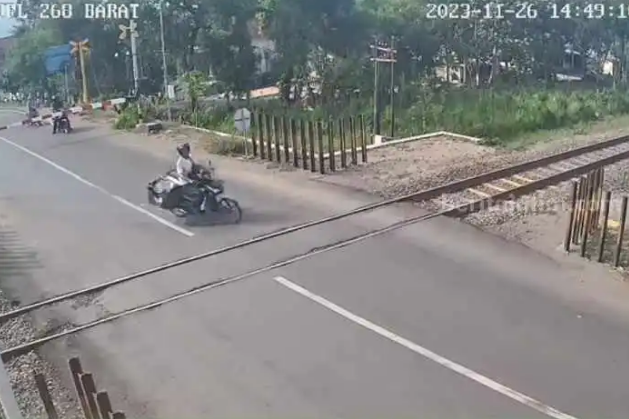 Terobos Palang Pintu Kereta Api: Video Berani yang Viral!