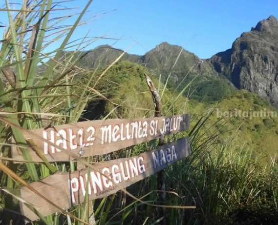 Terungkap! Gunung Kelud Diserang Petir, Pengamat Panik, Ini Faktanya!