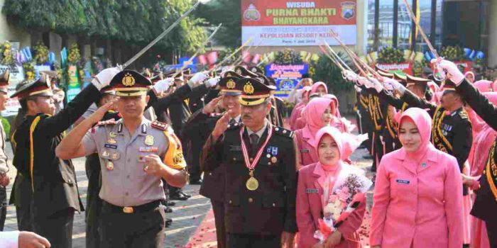 12 Anggota Polres Kediri Purna Bhakti dilepas dengan Upacara Pedang Pora