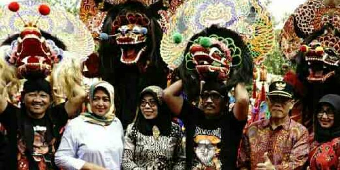 Tari Kolosal Seribu Barong Kolaborasi Dengan Penari Barong Cilik Simbol Regenarasi