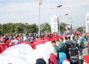 Warga Kediri Arak Bendera Raksasa untuk HUT RI ke-79!