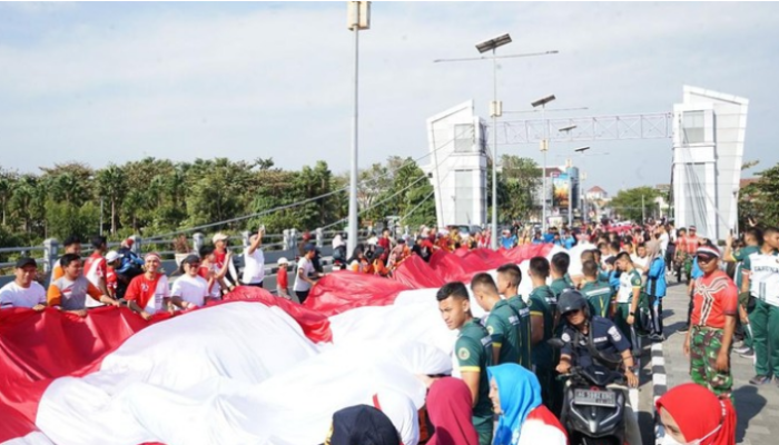 Warga Kediri Arak Bendera Raksasa untuk HUT RI ke-79!