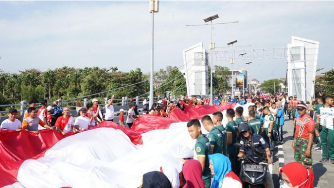 Warga Kediri Arak Bendera Raksasa untuk HUT RI ke-79!