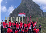 Wow! Bendera Raksasa Merah Putih Dikibarkan di Tebing Kelud