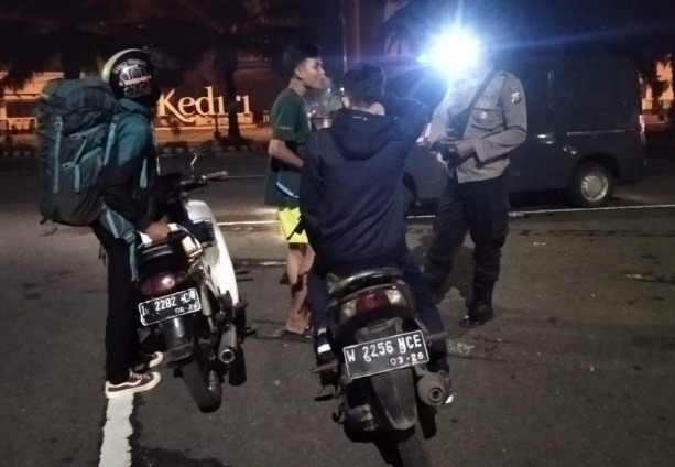 Antisipasi Balap Liar di Kawasan Simpanglima Gumul, Ini Yang Dilakukan Polsek Ngasem