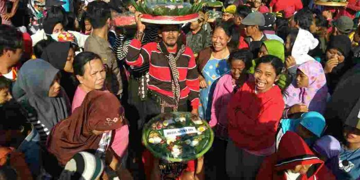 Ratusan Masyarakat Padati Bantaran Kali Brantas Saksikan Labuh Bumi