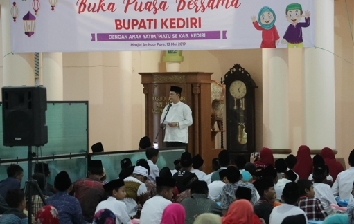 bupati kediri bersama anak yatim di pare