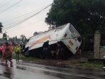 Bis Bagong Malang-Jombang Tabrak Tiang listrik Hingga Nyungsep ke Parit