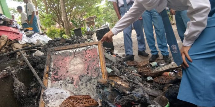 Foto Bupati Ikut Terbakar, Para Guru dan Kepala Sekolah Bingung dan  Merengek