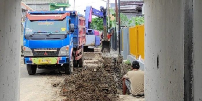 Genangan Banjir Setinggi 30 Cm di Banaran, Saluran Air Dibongkar 