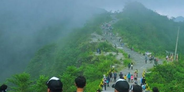 5 Cewek dan 4 Cowok Terdampar di Puncak Gunung Kelud