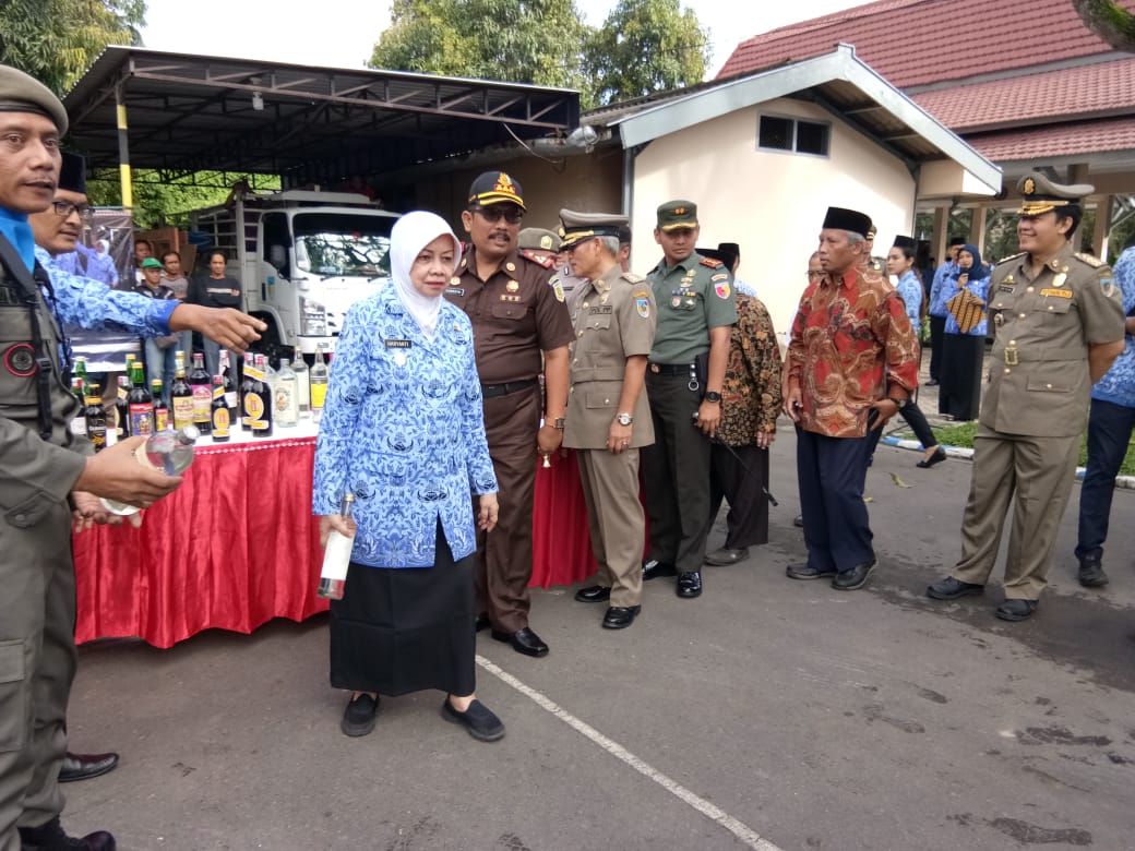 HUT Satpol Pol PP Ke 69, Ribuan Botol Miras dan Oplosan Dimusnahkan