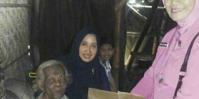 Ketua Bhayangkari Polsek Warujayeng Sambagi Empat Fakir Miskin Desa Wates