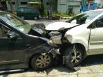 Sopir Ngantuk Mobil Avanza Sruduk Mobil Xenia Yang Sedang Parkir