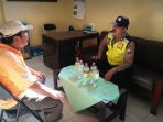 Warung Penjual Minuman Keras Dioperasi Polisi – LIma Botol Disita Polsek