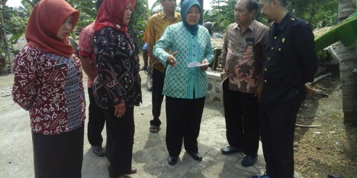 Monitoring Pembangunan Pavingisasi Dusun Kedungglenteng, DPRD Temukan Kejanggalan