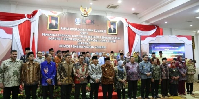 Bupati Kediri Bersama Kepala Daerah se-Jatim dan Gubernur  Berikrar Berantas Korupsi Terintegrasi