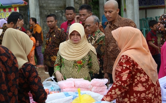 Siapkan 500 Paket Sembako, Warga Antusias Padati Pasar Murah di Petungroto