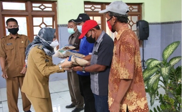 Pemkab Kediri Berikan Bibit Padi 1.250 Kg ke Petani Terdampak Banjir