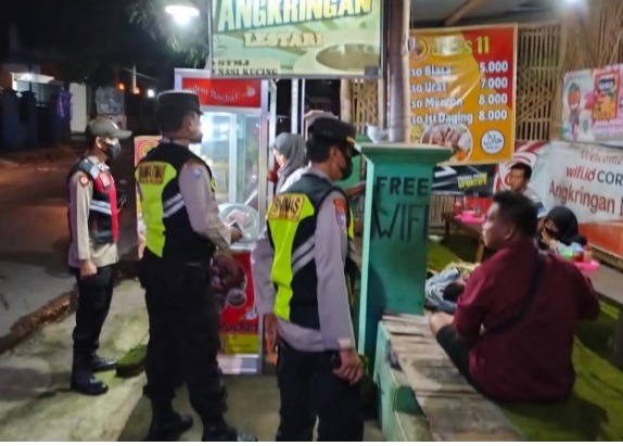 Operasi Yustisi di Warung dan Kafe, Polsek Semen Bagi bagi Masker