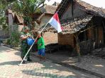 Jelang HUT Kemerdekaan RI Ke 73, Kodim 0810 Bagikan Bendera Dan Paket Sembako Untuk Warga Miskin