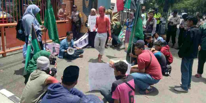 Puluhan HMI, Lakukan Demo Didepan Gedung Dewan Kota Kediri