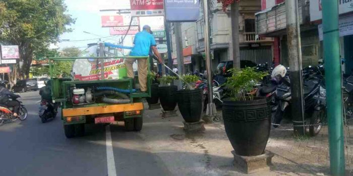 DLHKP Kota Kediri Siram Tanaman Disepanjang Jalan Jaga Keasrian Paru Paru Kota