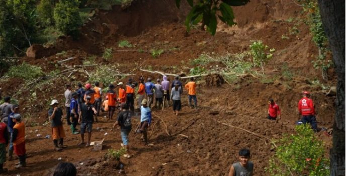 Guyuran Hujan Pukul 13.30 Menyebabkan Terjadinya Longsor Susulan dan Tertutupnya Saluran Air