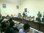 Rapat Audensi Di Ruang Komisi A Sempat Tegang, LSM Gerak Minta Status Ini Di Pemdes