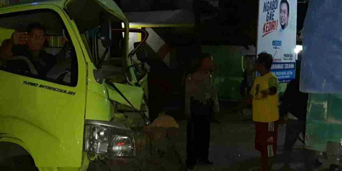 Ngantuk..!! Sopir Truk Sruduk Bak Belakang Alami Luka Serius Di Kaki