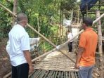 Warga Desa Sekitar Jembatan Ngadi Mojo Bangun Jembatan Darurat dari Bambu