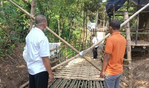 warga ngadi mojo bangun jembatan darurat